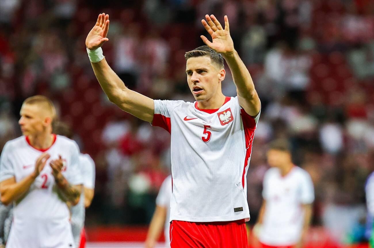 贝德纳雷克:莱万原本无需来友谊赛的,与他踢球是种荣幸
